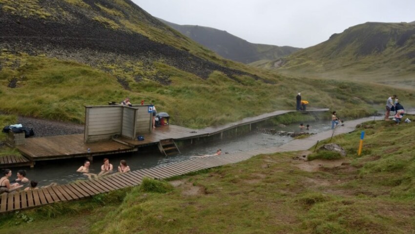 Baden im heißen Fluss Reykjadalur Island