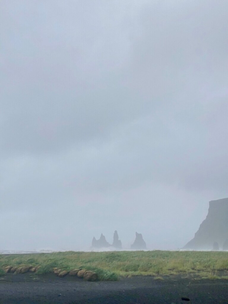 Nebel am schwarzen Strand Island