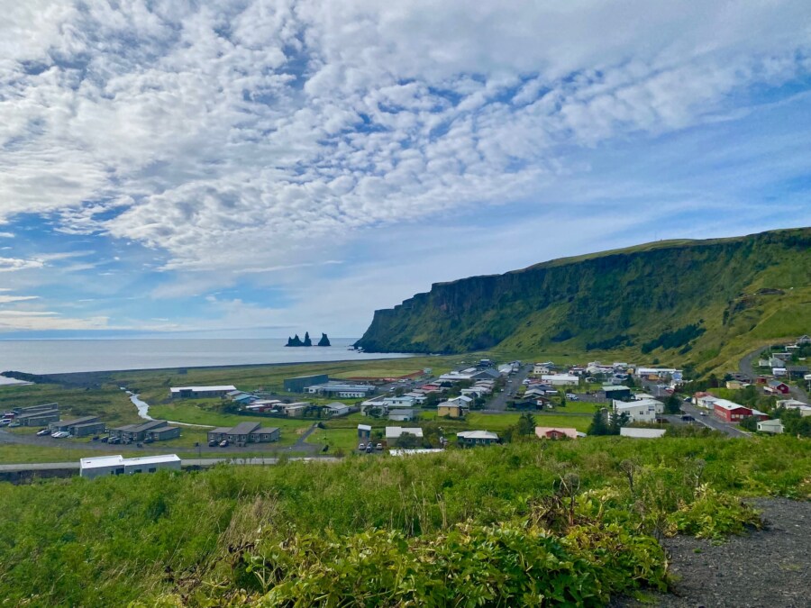 Blick über Vík in Südisland