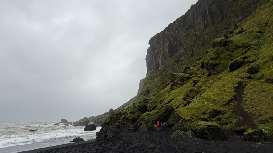 schwarzer Strand Island mystisch